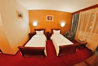 Отель Hotel Bavaria Крайова Стандартный двухместный номер с 2 отдельными кроватями-2