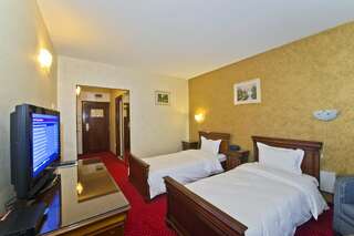 Отель Hotel Bavaria Крайова Стандартный двухместный номер с 2 отдельными кроватями-1
